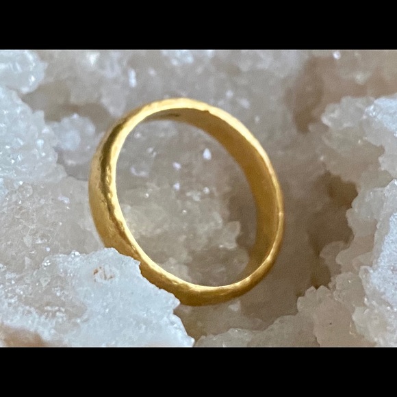 24k Hammered Gold Band Ring - Picture 5 of 5